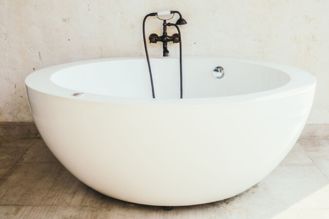Round bathtub