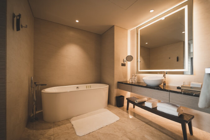 Oval bathtub
