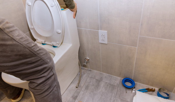 What height should a concealed toilet frame be installed at?