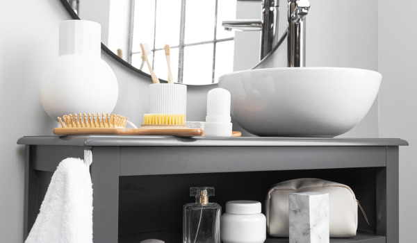 Does a bathroom need a set of accessories?