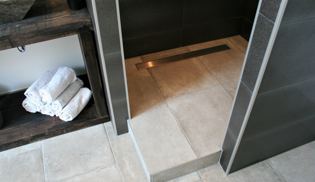 Pros and cons of a shower without a tray - the linear drain