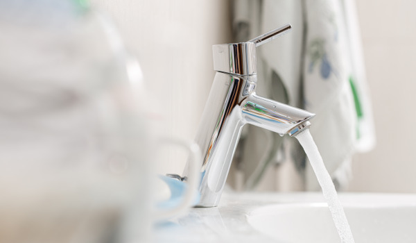 Warm-cold, that is, washbasin taps with a thermostat