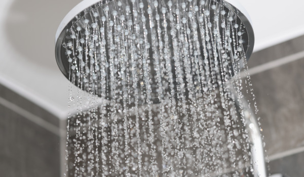 How to choose and install an exposed shower system with a rain shower head?