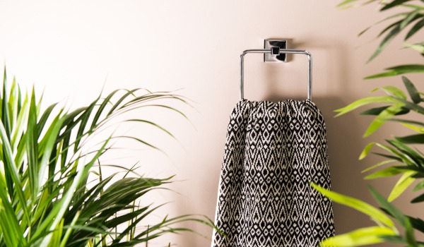 Which bathroom accessories installation method to choose — towel rack without drilling or with drilling