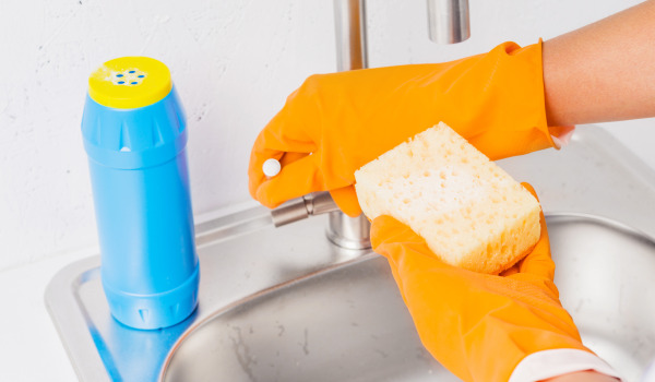 What to clean a sink plug with?
