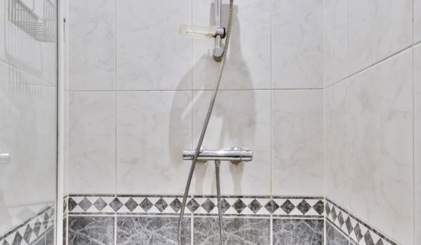 How to fit a rectangular shower tray?