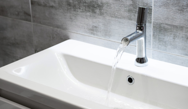 What to clean bathroom taps with?