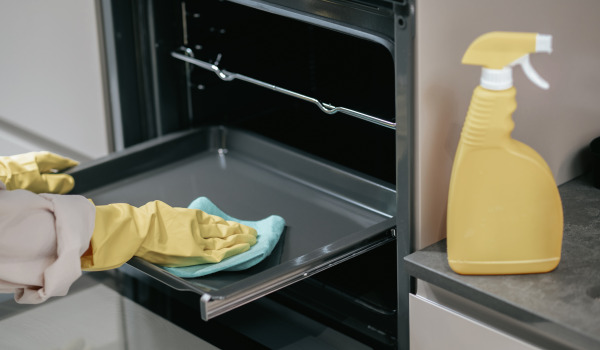How to clean an oven?