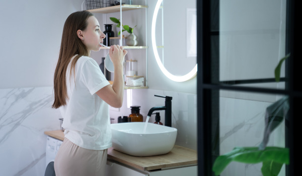How to decorate a frameless mirror?