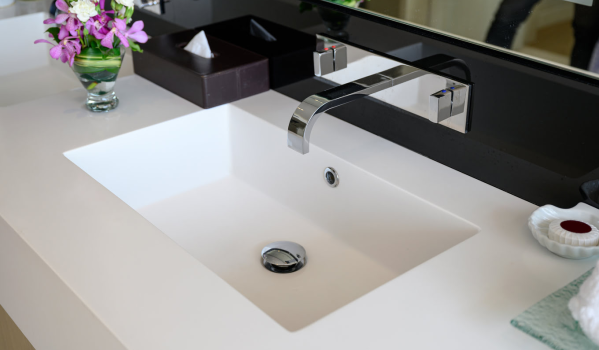 Sink plug with overflow or without?
