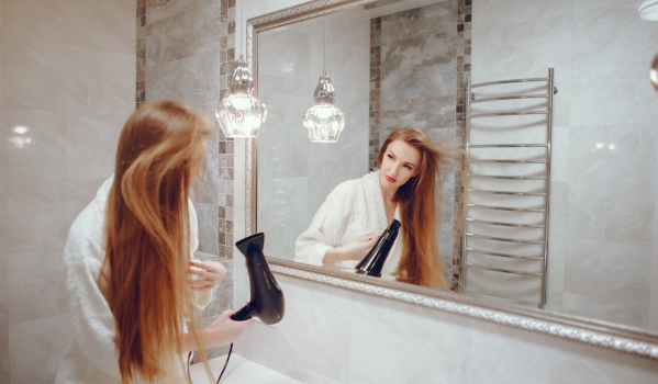 At what height should a mirror above the washbasin be placed for best results?