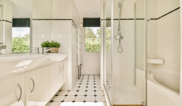 How to measure the radius of a shower tray?