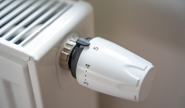 How does a radiator thermostatic valve work?