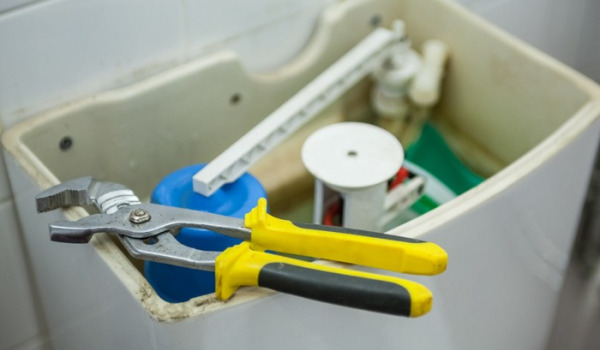 How to reduce the amount of water in the toilet cistern?